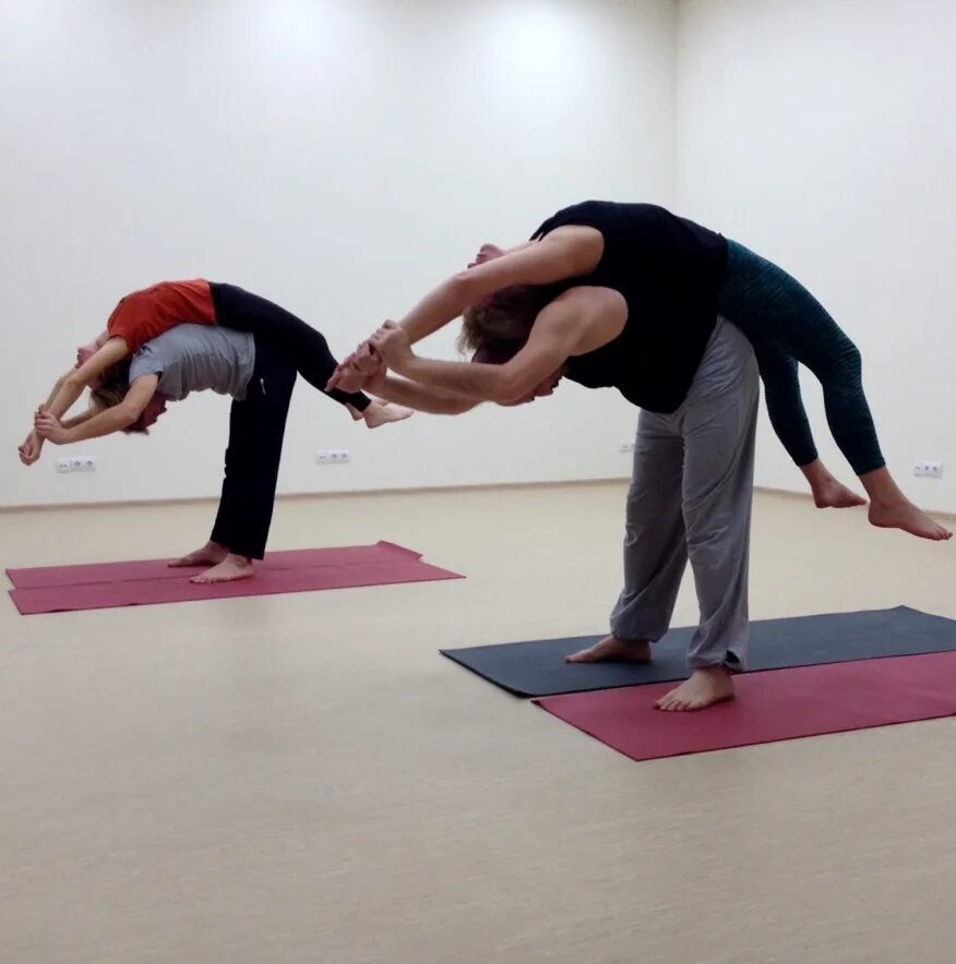 Йога для 2. Парные упражнения для йоги для начинающих. Упражнения йоги для 2. Элементы йоги для 2 человек. Парная йога равновесие.