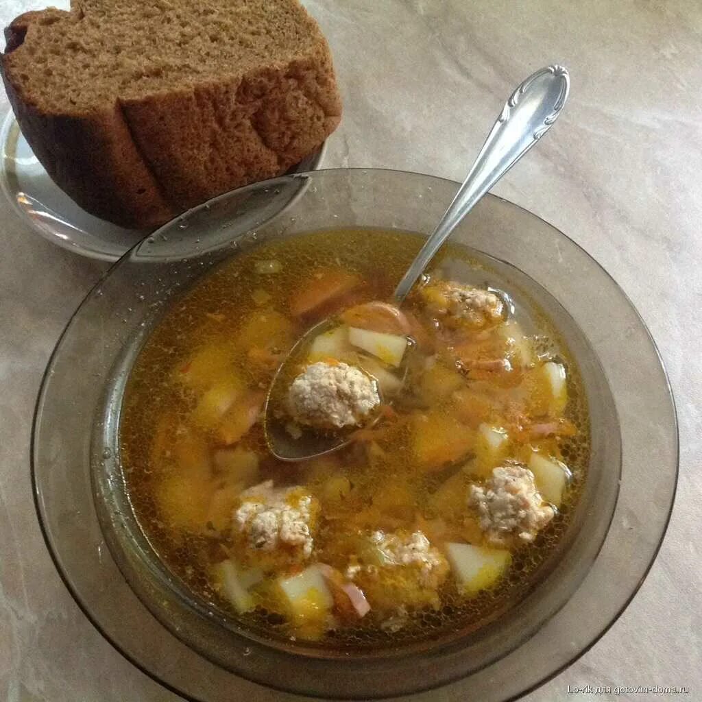 Рецепт солянки сборной с картошкой пошаговый. Солянка с картошкой. солянка с фрикадельками. солянка суп с колбасой и картошкой. солянка с картофелем пюре.