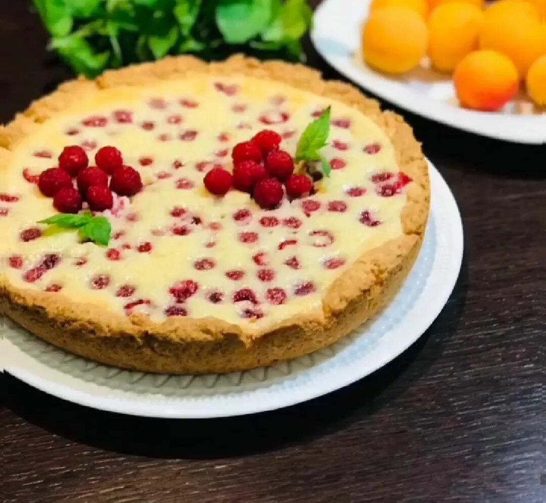 Рецепт пирога с малиной песочное тесто. Цветаевский малиновый пирог. песочный малиновый пирог. пирог с малиной из песочного теста. песочный пирог с малиной.