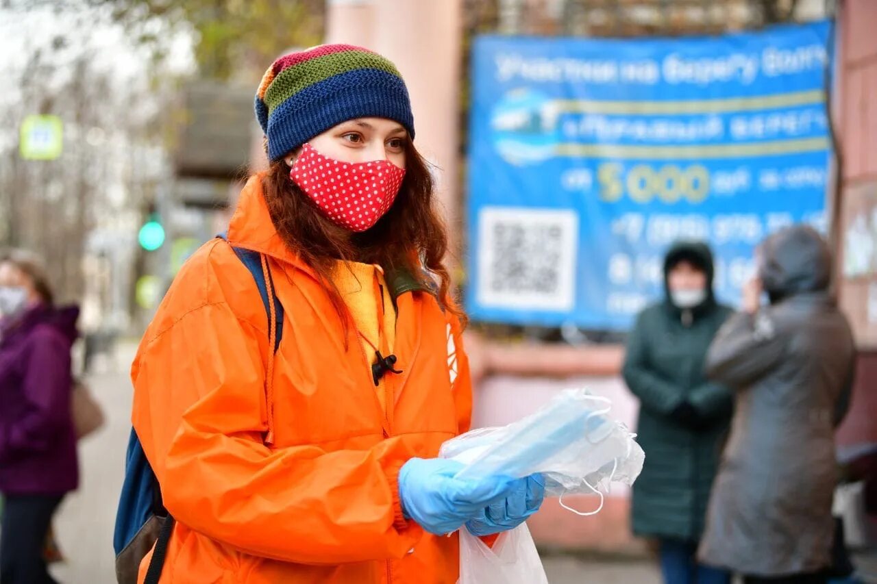 Где теперь будет проходить маска. Раздача масок. Люди в масках на улицах Ярославля. Фото людей на остановке в России. Кировечивает с кем раздавали маски.