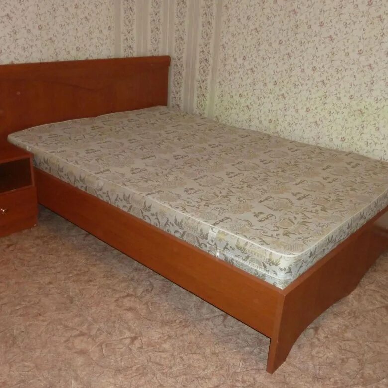 Продаже кровать б у. Кровать двуспальная б/у. Кровать двуспальная с матрасом Юла. Недорогие двуспальные кровати с тумбами. Кровать двуспальная 170х200 советские.