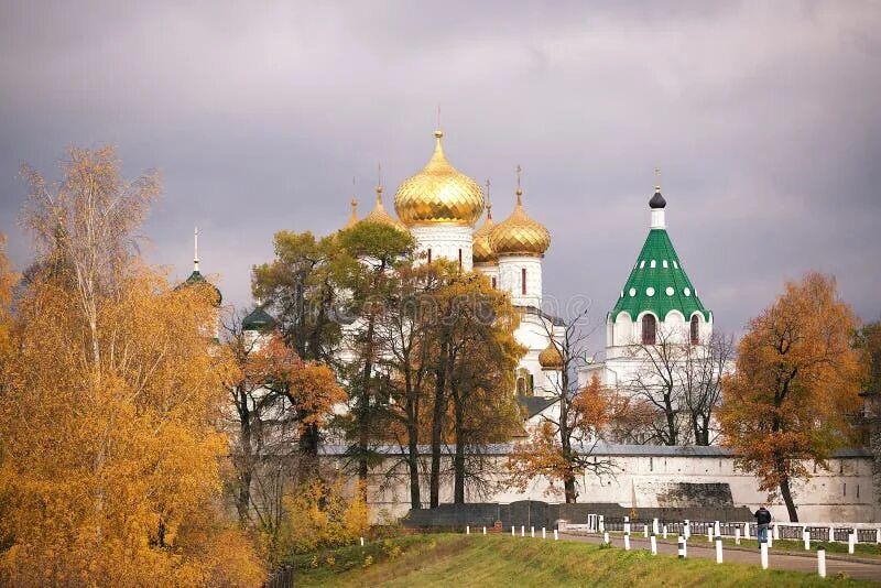 Храм озерск осень покрова. Дивеево канавка. Кострома ярославль осень ипатьевский монастырь. Троице-сергиева лавра сергиев посад. Свято-юрьев монастырь великий новгород осень.