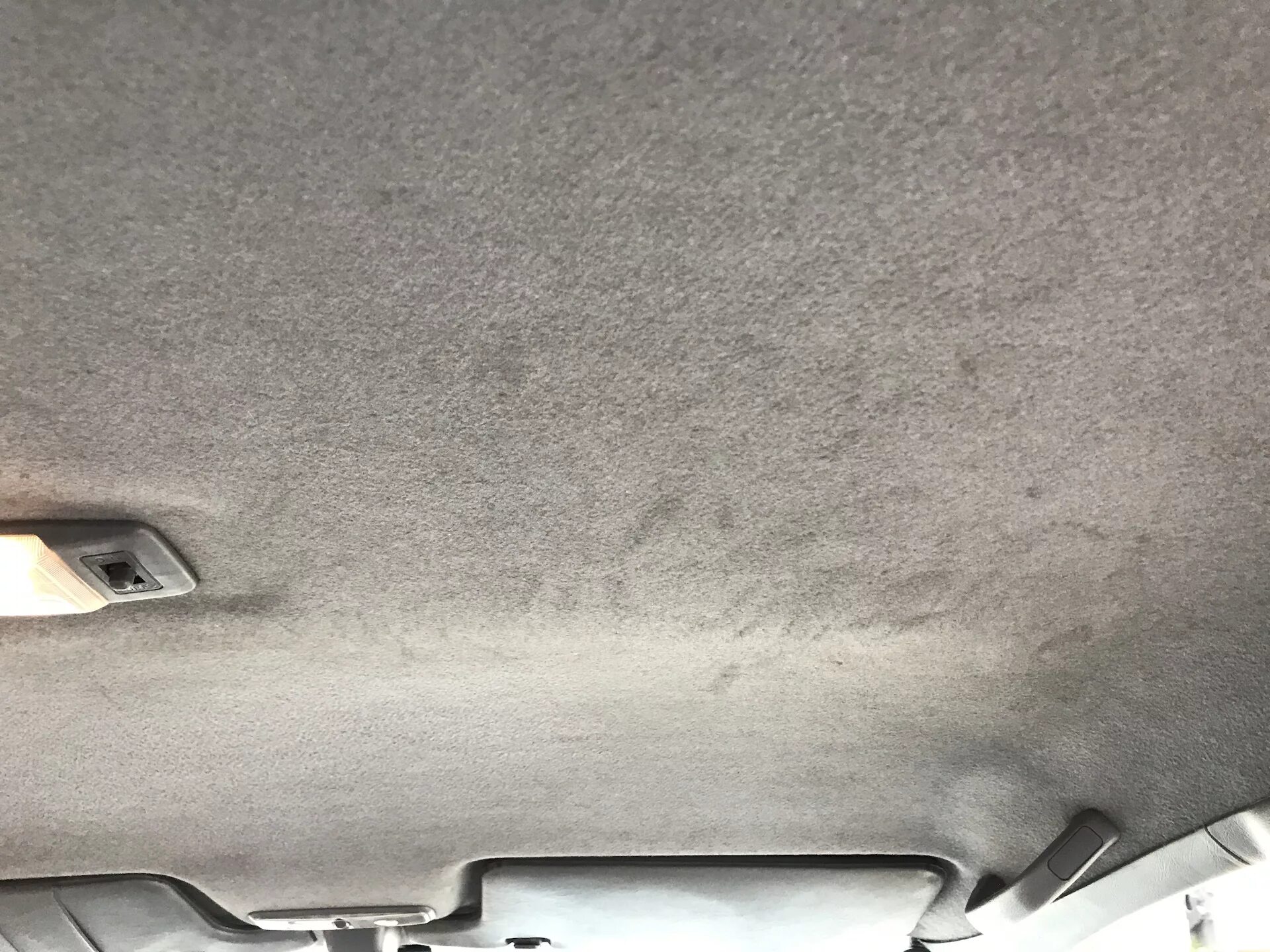 Как почистить потолок в машине. Химчистка потолка автомобиля. Химчистка обшивки потолка. Очиститель обшивки потолка автомобиля. Потолок из ковролина.