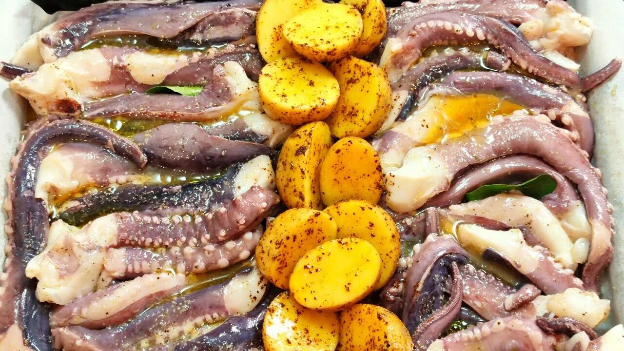 Паста с кальмарами. Кальмар морепродукт. Жареные щупальца кальмара. Щупальца кальмара по-корейски. Кальмар щупальца.