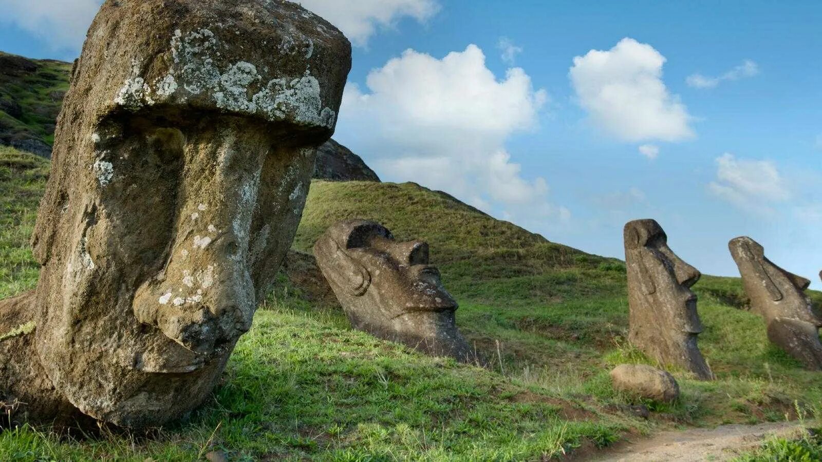 Каменные истуканы острова Пасхи. Рапа-Нуи остров. Остров Пасхи (Рапа - Нуи). Остров Пасхи статуи. Земли которые не разгаданы