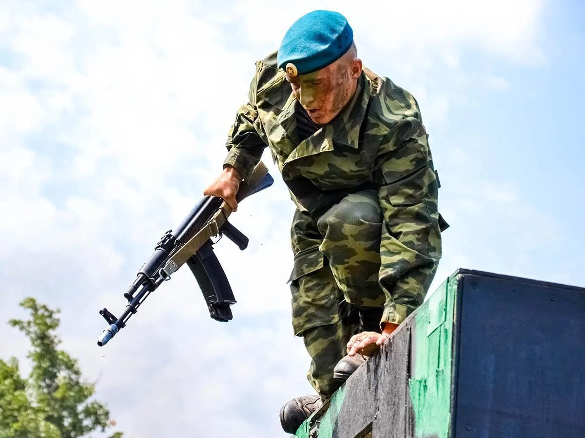 Десантник киев. Разведка ВДВ РФ. Солдат ВДВ. Десантники на учениях. Учения ВДВ.