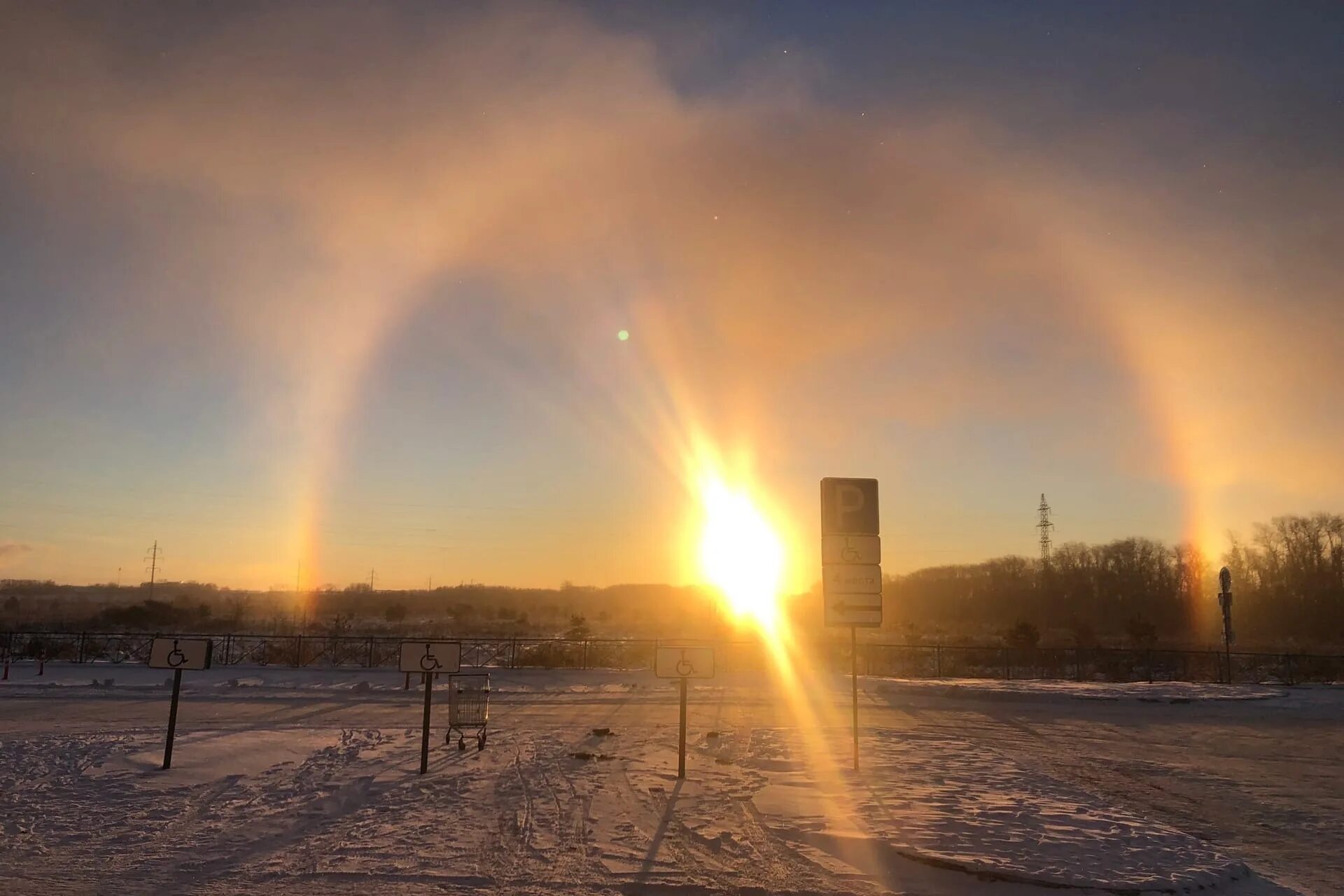 Три солнца в мороз. Три солнца в мороз. Эффект гало три солнца. Гало солнечное явление. Солнечное гало в москве.