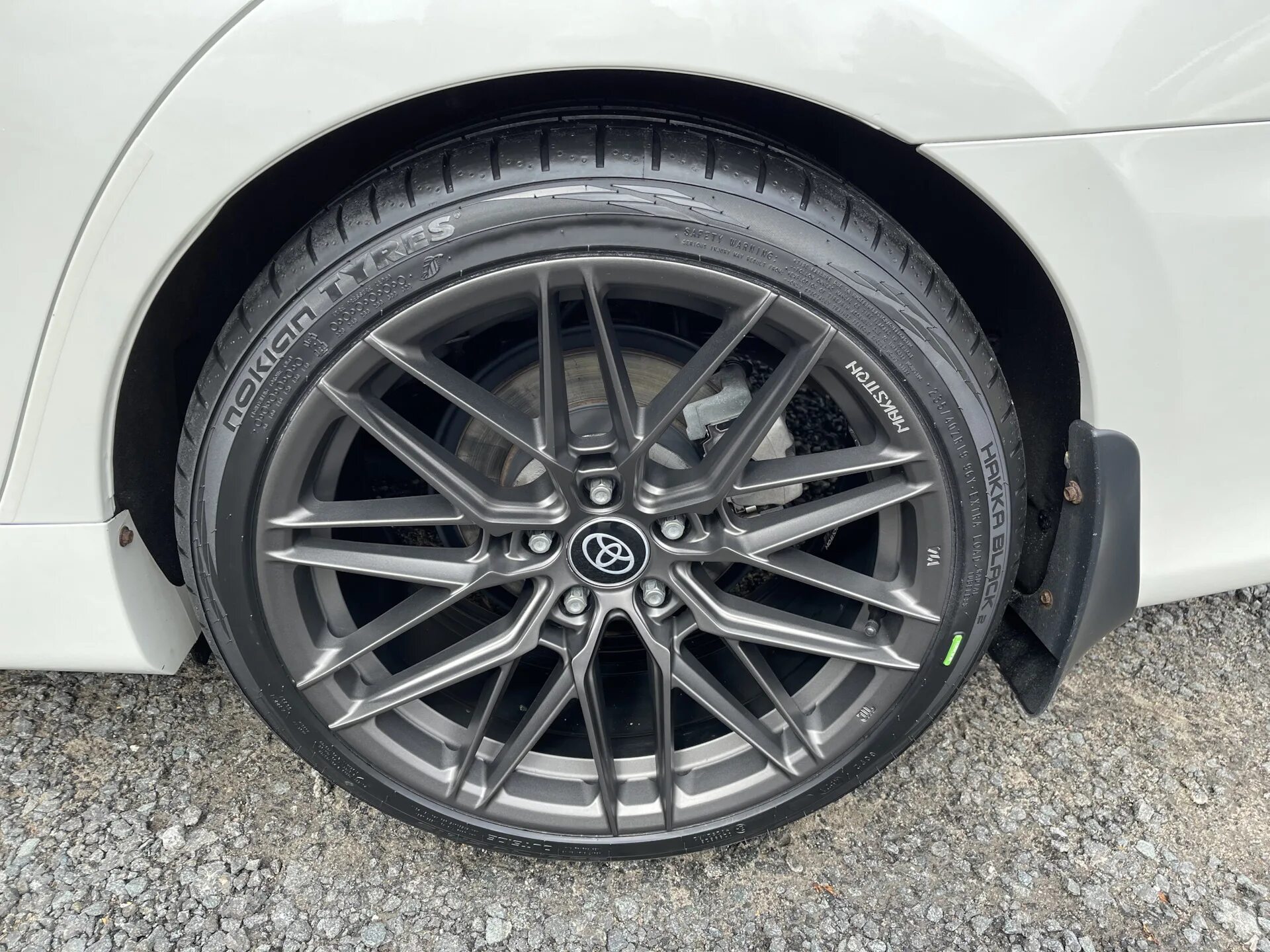 235 40 r19 купить. 235/40 R19. Камри 40 235 19. Nokian Tyres Hakka Black 2 235/40 r19 96y. Nokian r 19 резина.