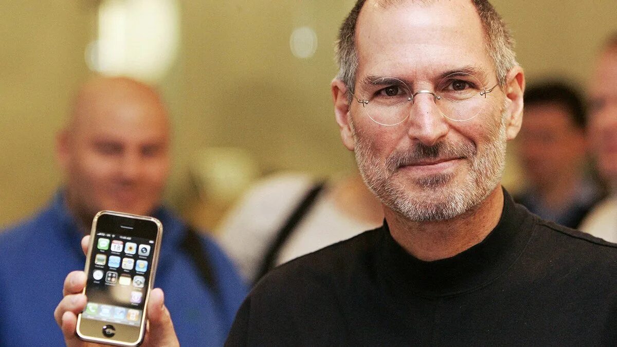 Steve jobs introduces iphone in 2007 speech. Стив джобс айфон 1. стив джобс 2007. стив джобс с айфоном. создатель apple стив джобс.