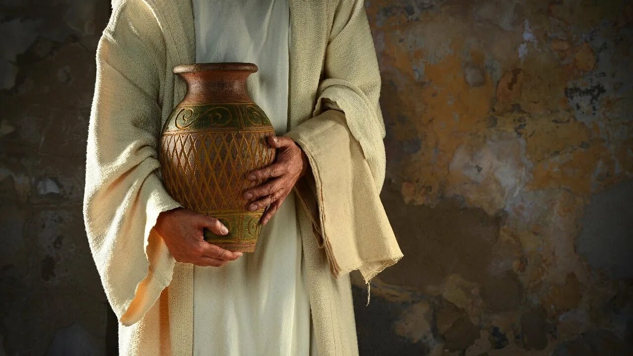 Девушка держит кувшин. Человек держит кувшин. Белый глиняный кувшин. Держит питчер с молоком. Иисус с чашей в руках.