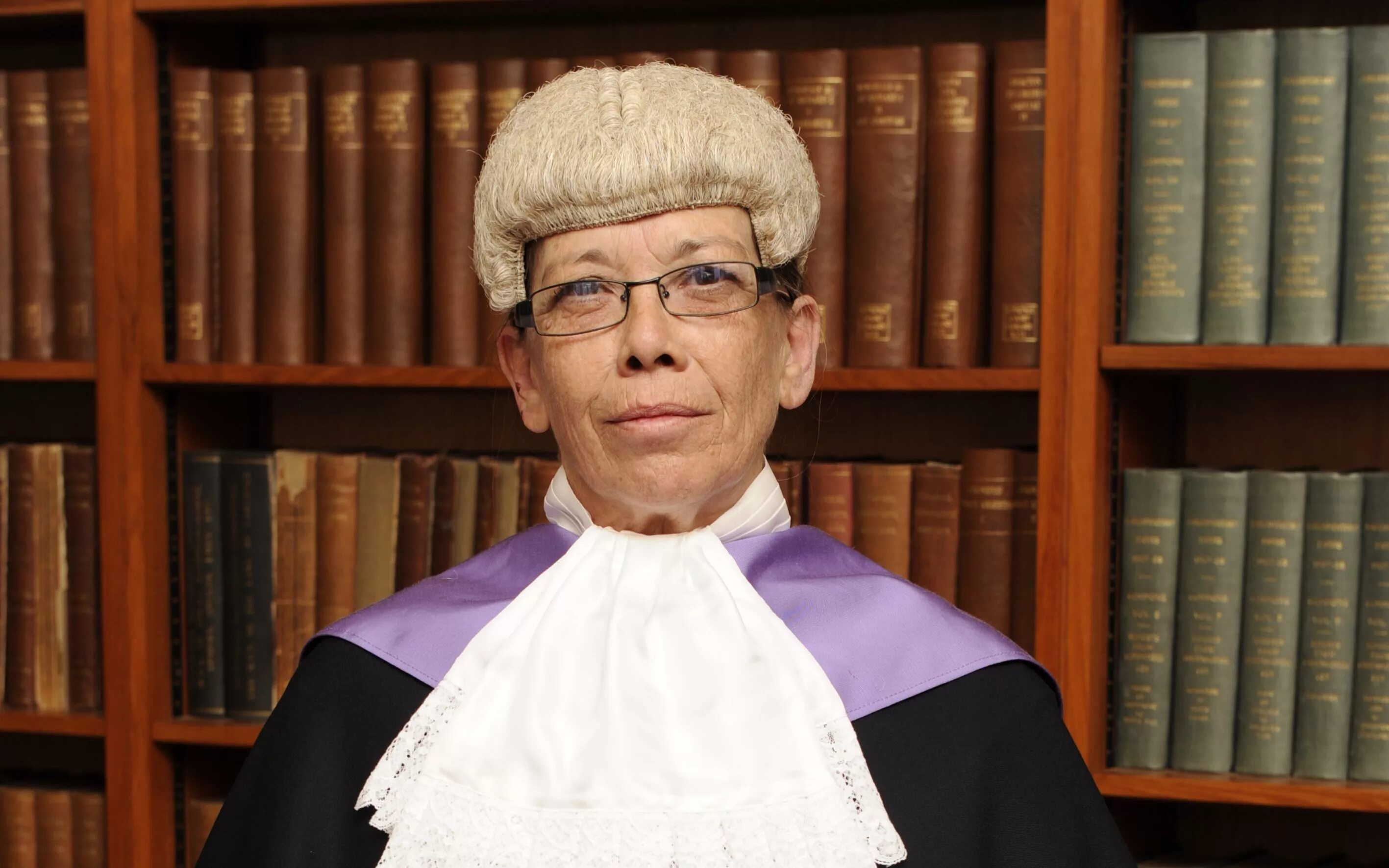 Перевести judge. Judge. judge перевод. судья перевод.