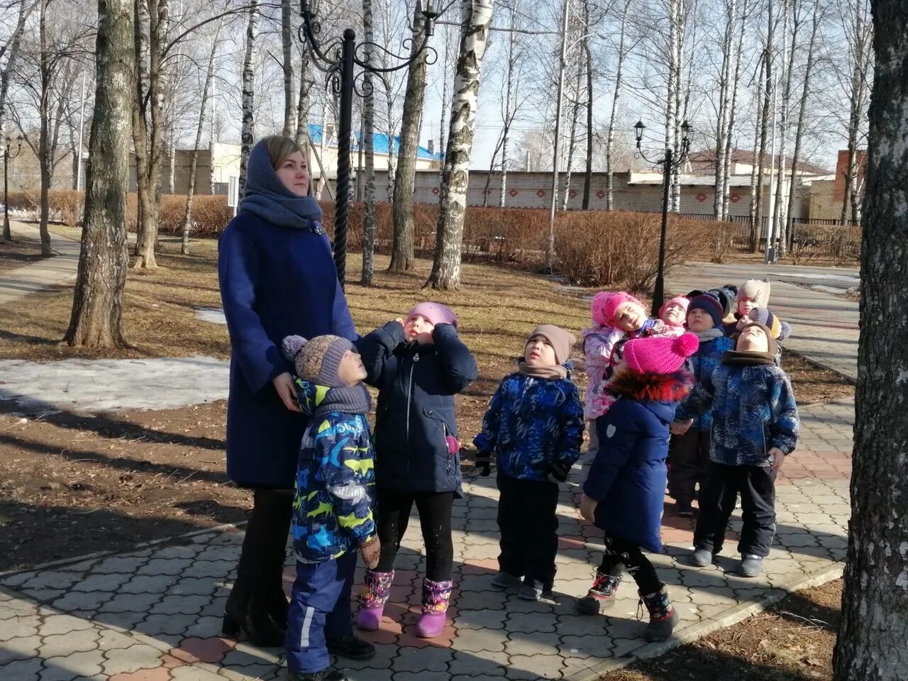 Экскурсия в весенний парк. Весенние экскурсии. Весна поход. Дети на экскурсии в весеннем парке. Весенняя экскурсия с ребенком.