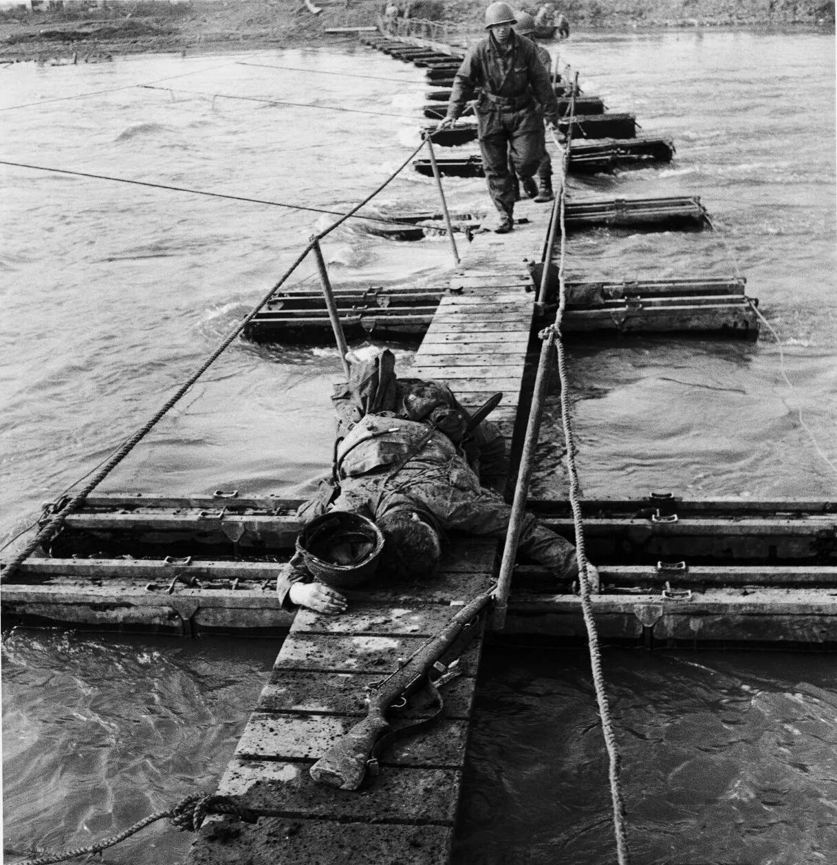 Из какого произведения переправа переправа пушки бьют. Понтоны в вов 1941-1945. понтонная переправа вов. понтонный парк ркка 1941-1945.