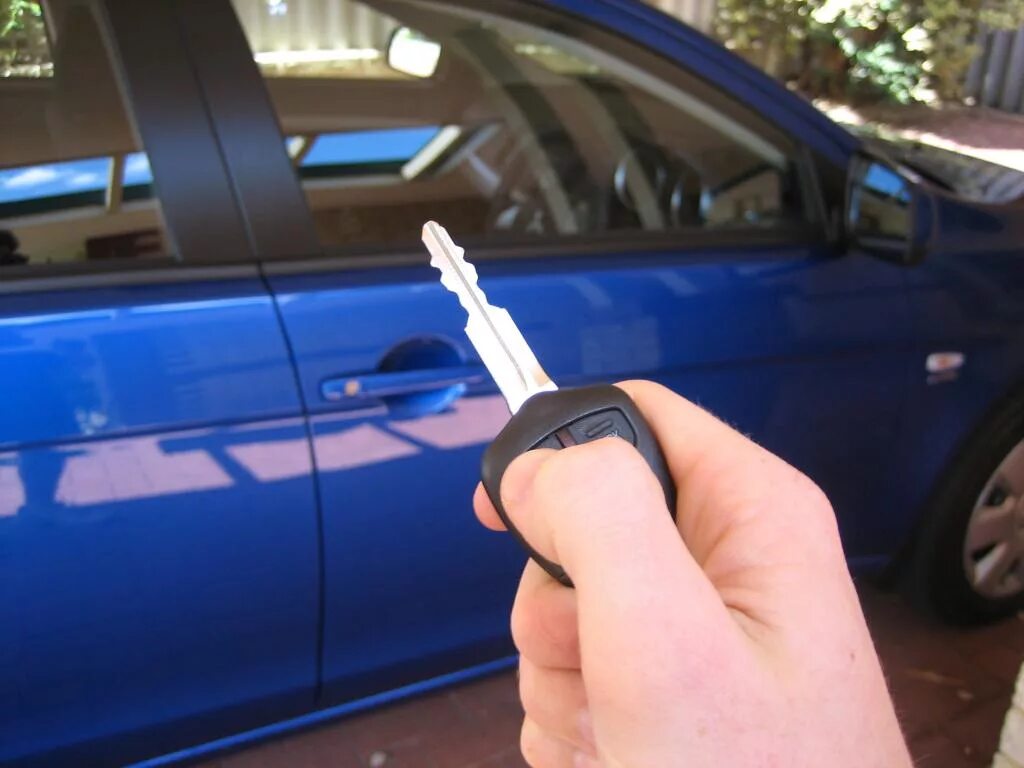 Включи без ключа. Ключи от машины. Замок автомобиля. Ключи от дверей автомобиля. Ключи от машины и машина.