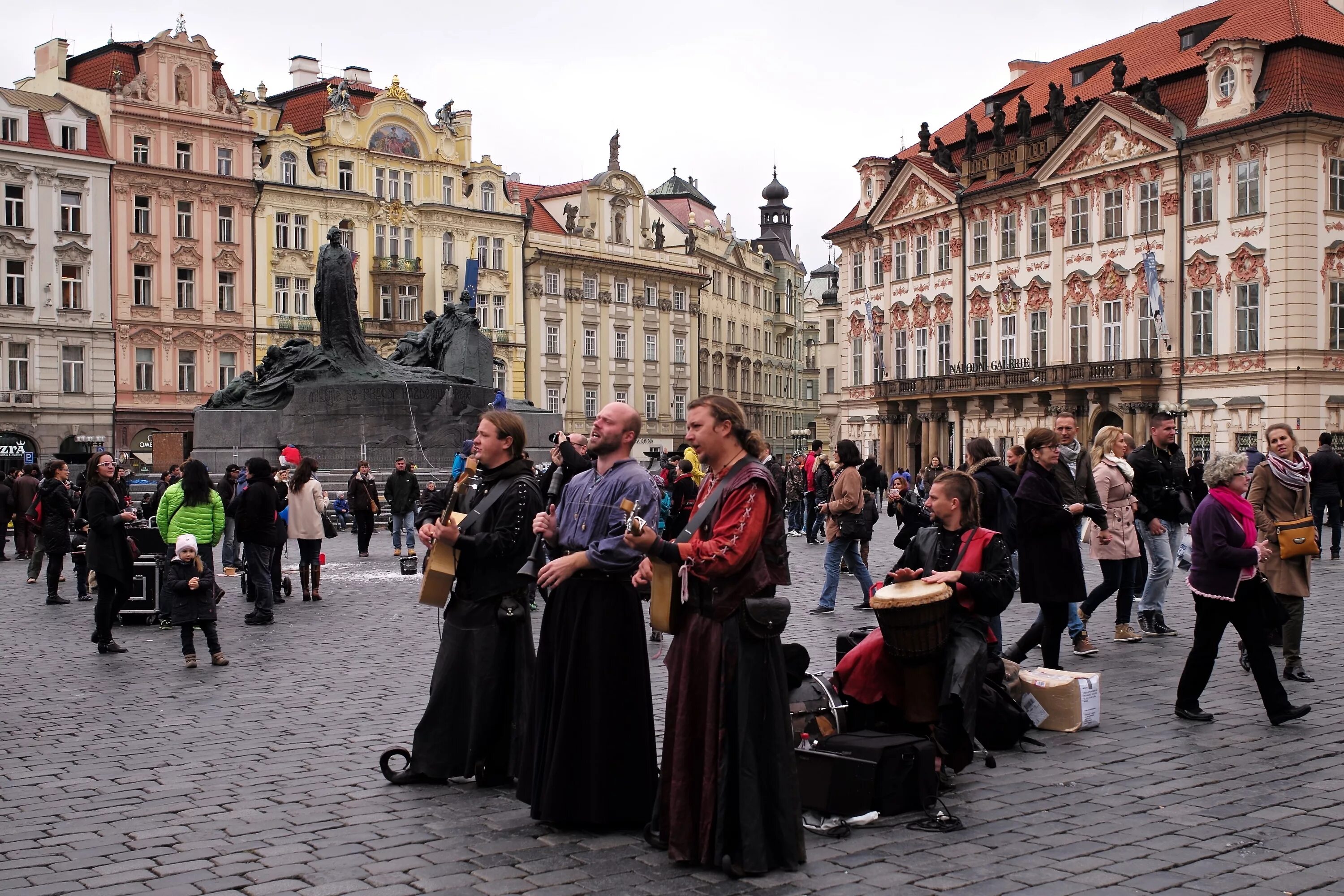 Прага туристы. Чехия люди. Жители Чехии. Жители Праги.