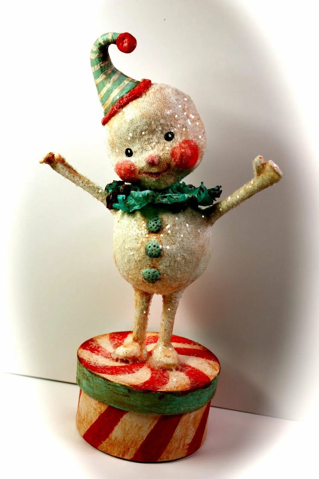 Новогоднее папье маше. Новогодние игрушки из папье маше. Светлана угринович елочные игрушки. Новогоднее папье маше. Марина малько папье маше.