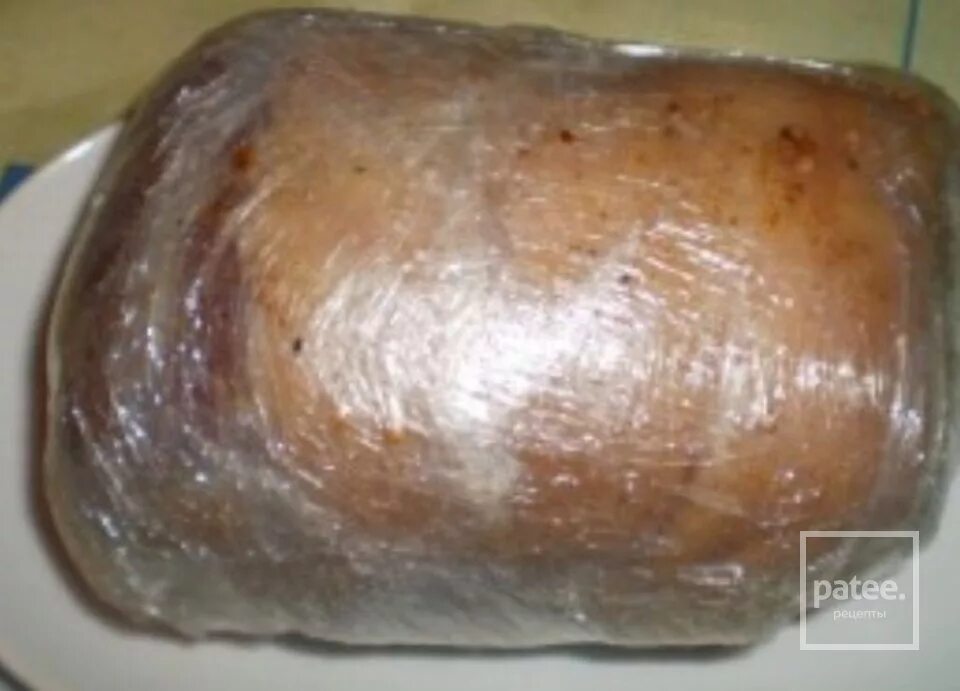 рулет из рульки в пищевой пленке. рулька в пищевой пленке. рулет из рульки свиной в пленке. ветчина в бутылке из свинины. мясной рулет из рульки свиной.