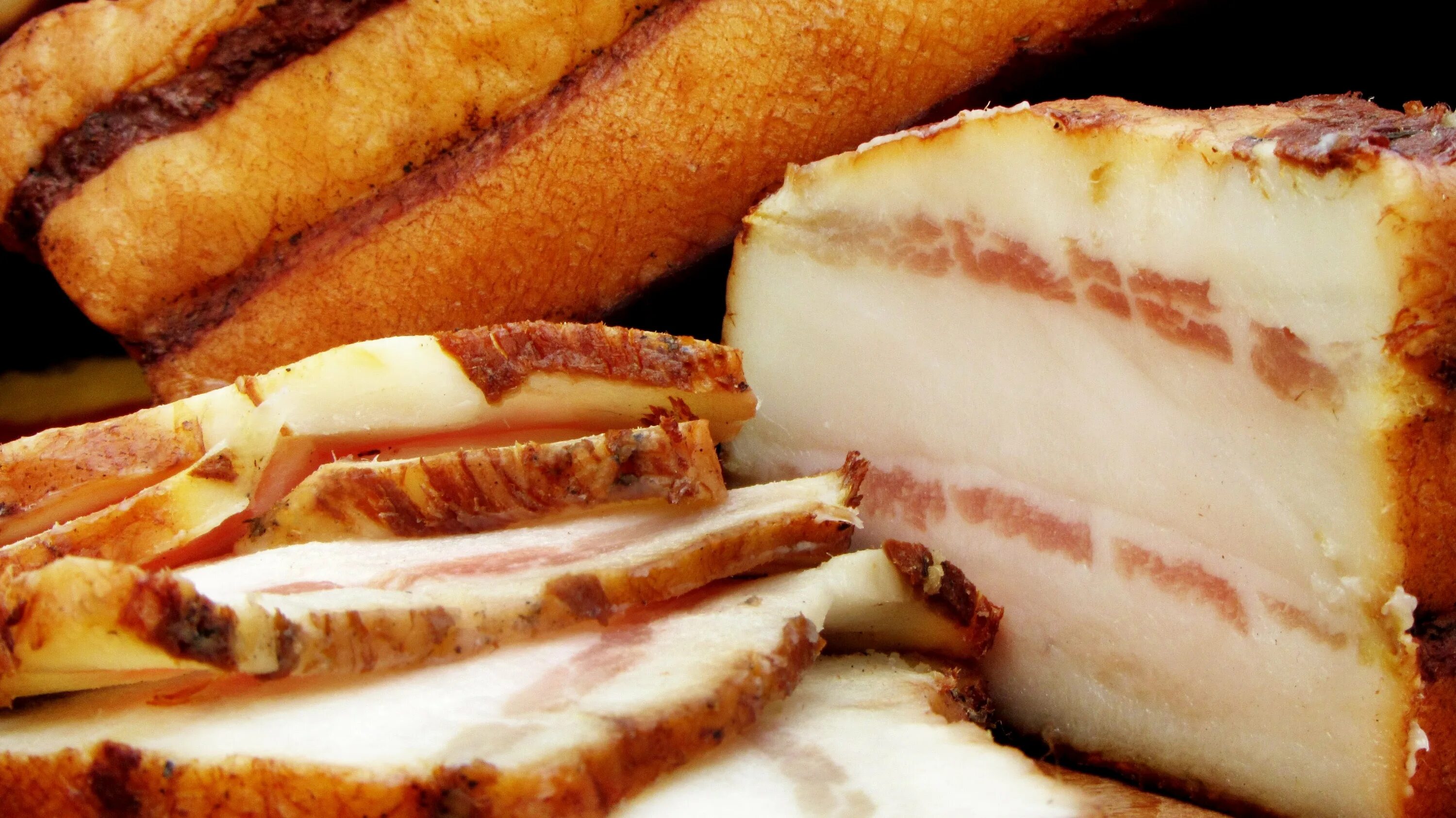 Свиная прослойка копченая. Сало горячего копчения в коптильне. Карчённое сало. Коптит сало. Сало копченое с прослойкой.