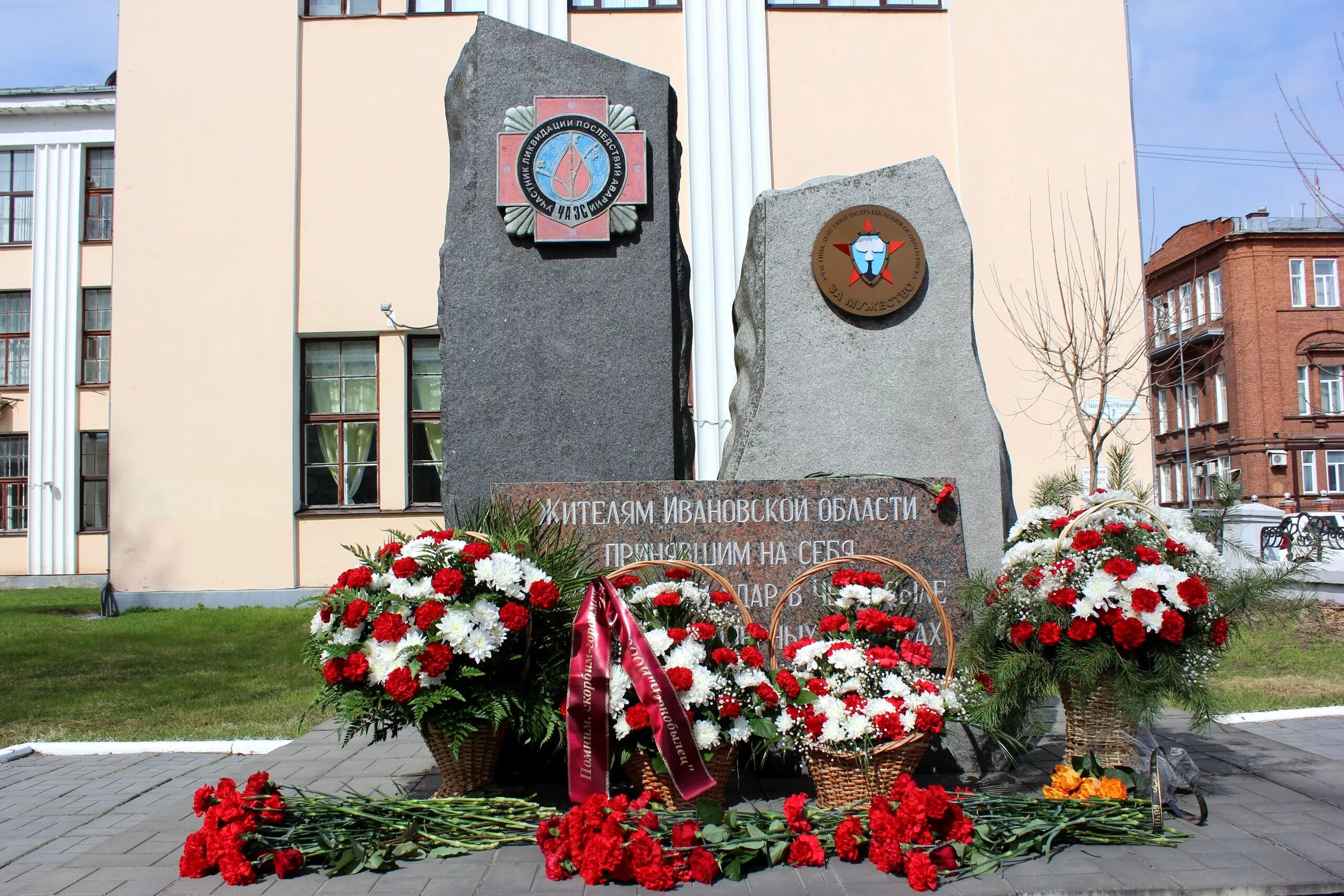 Памятник чернобыльцам Сосновый Бор. Памяти погибших на Чернобыльской АЭС. Памятники погибшим в радиационных авариях и катастрофах. Ликвидаторам Чернобыльской аварии посвящается.