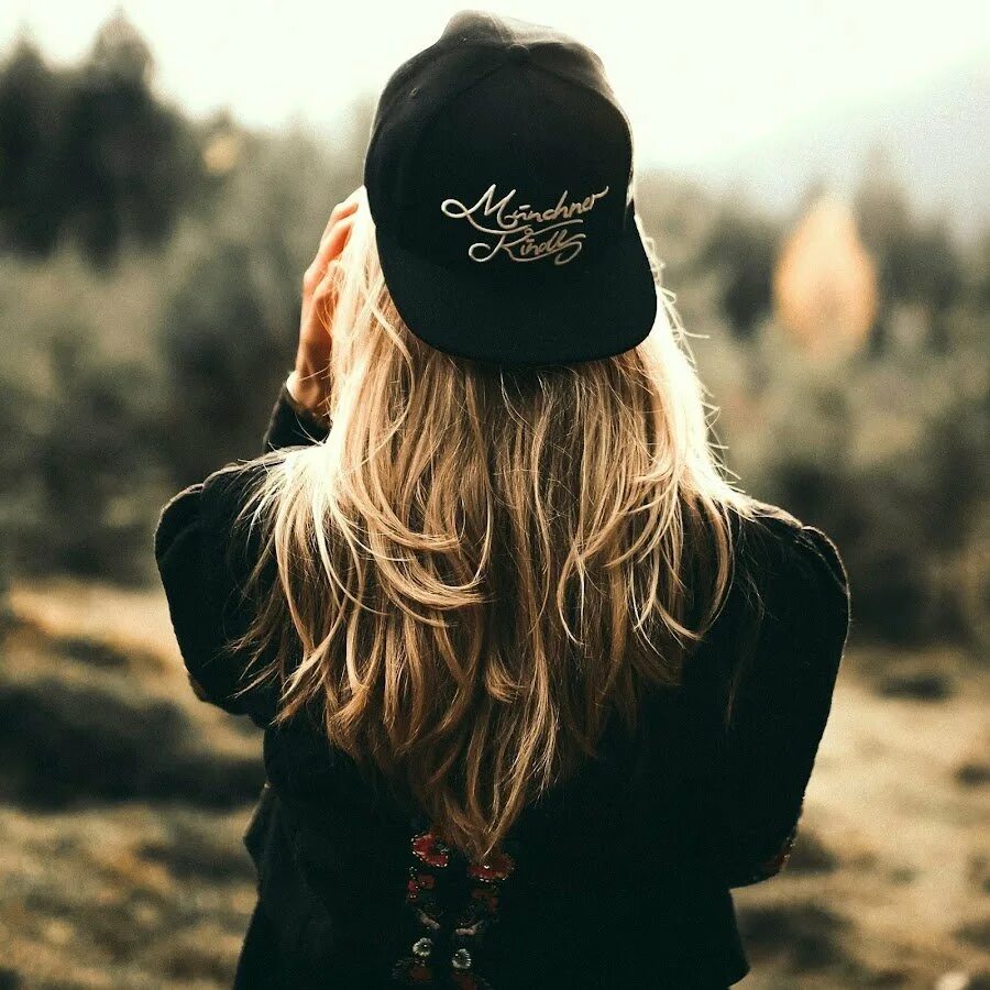 Крутая девушка спиной. Мария анохина. Блондинка в бейсболке и очках. Девушка на закате. Крутая девушка спиной.