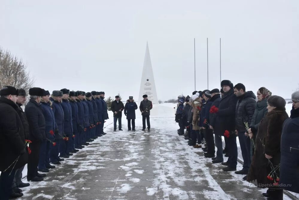 Взрывы в липецкой области сегодня утром. Герой России Осканов Липецк. Осканов памятник в Липецкой обл. Памятник летчику в Хворостянке Липецкой области. Казельки Липецкая область памятник.