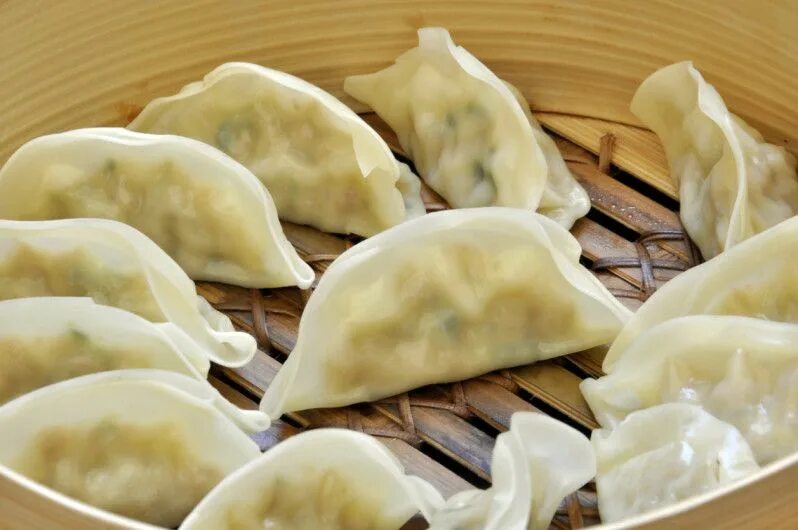 Китайские пельмени на новый год. Корейские пельмени. Китайские пельмени дамплинги. Пельмешки вонтоны. Равиоли дамплинги.