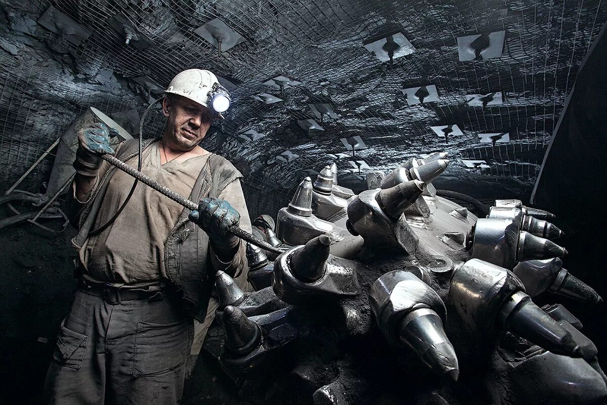 Шахтер профессия. Опасные профессии. Шахтер в шахте. Профессии в шахте. Voices miners funders