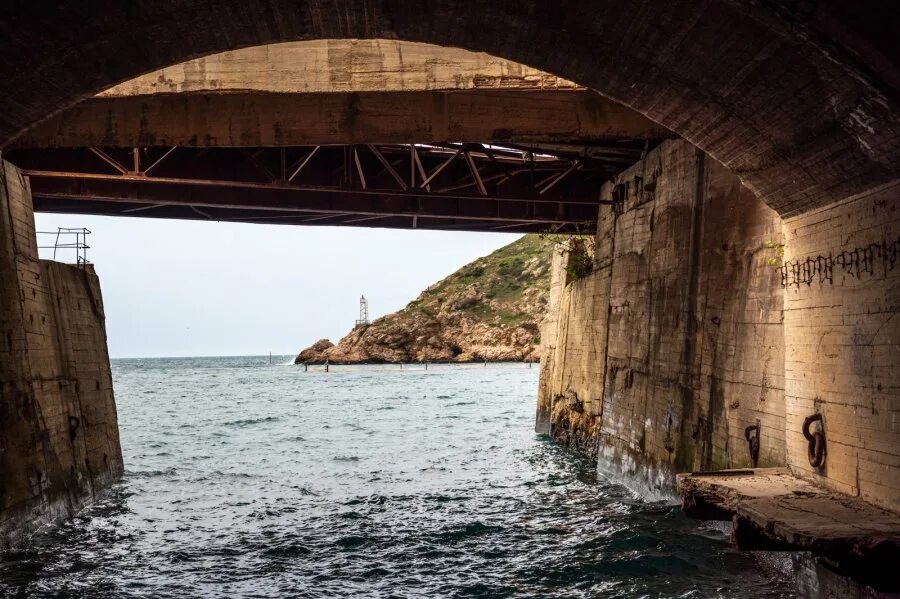 Подводные лодки в крыму. Балаклава музей подводных лодок. Музей подводных лодок Севастополь. Балаклава Севастополь музей подводных. База подводных лодок в Балаклаве.