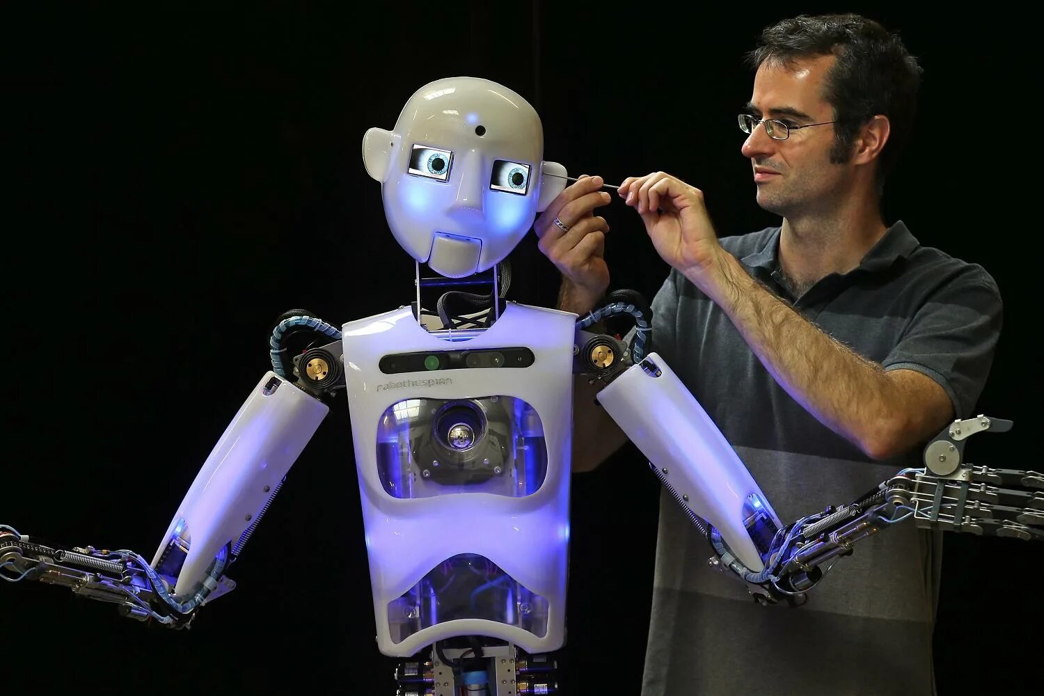 Какой из автономных роботов созданный французским изобретателем. Робот. Робототехник профессия. Робототехника профессия будущего. Проектировщик домашних роботов.