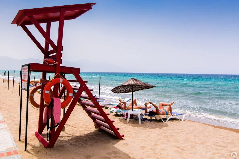 Спасательная вышка на пляже. Смотровая вышка на пляже. Смотровая вышка на пляже. Вышка на пляже. Вышка спасателя для бассейна.