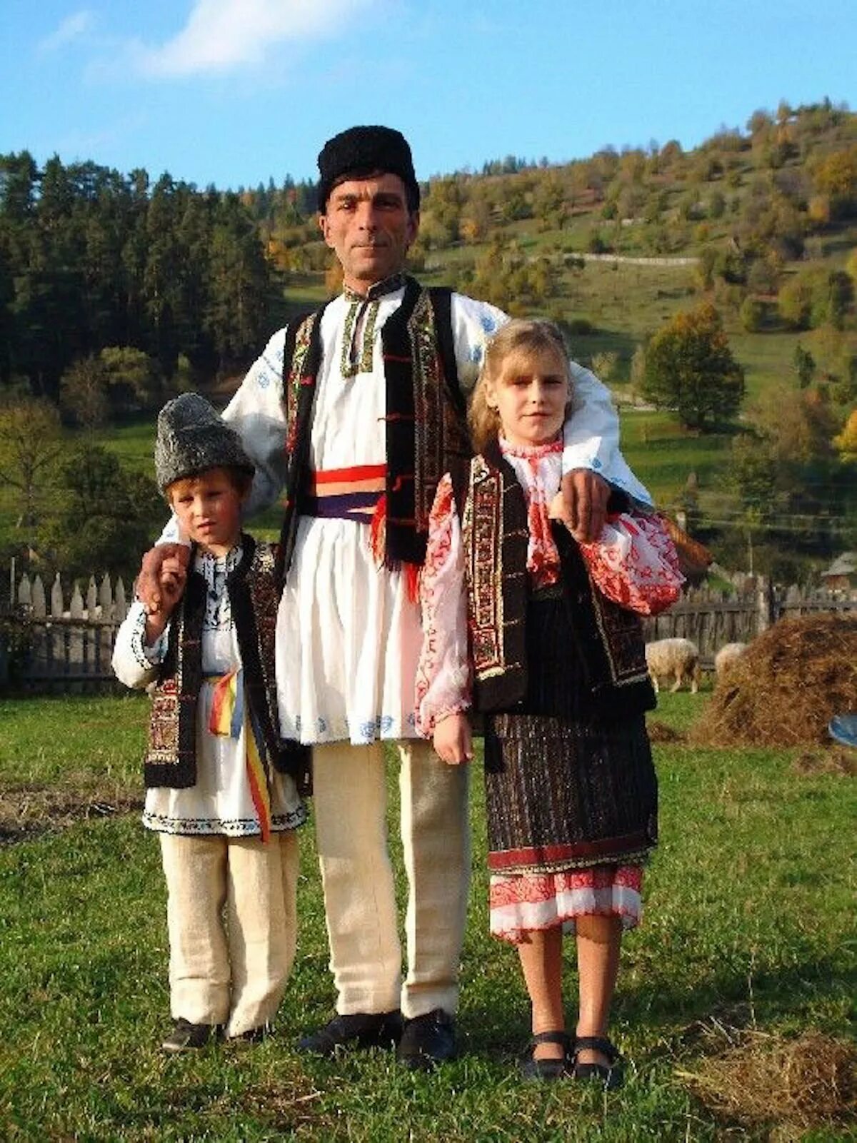Как выглядит молдаван. Национальный костюм Молдавии. Костюм Молдавия национ костюм. Национальный кастюм Молдован. Костюм молдована Молдова национальный мужчина.