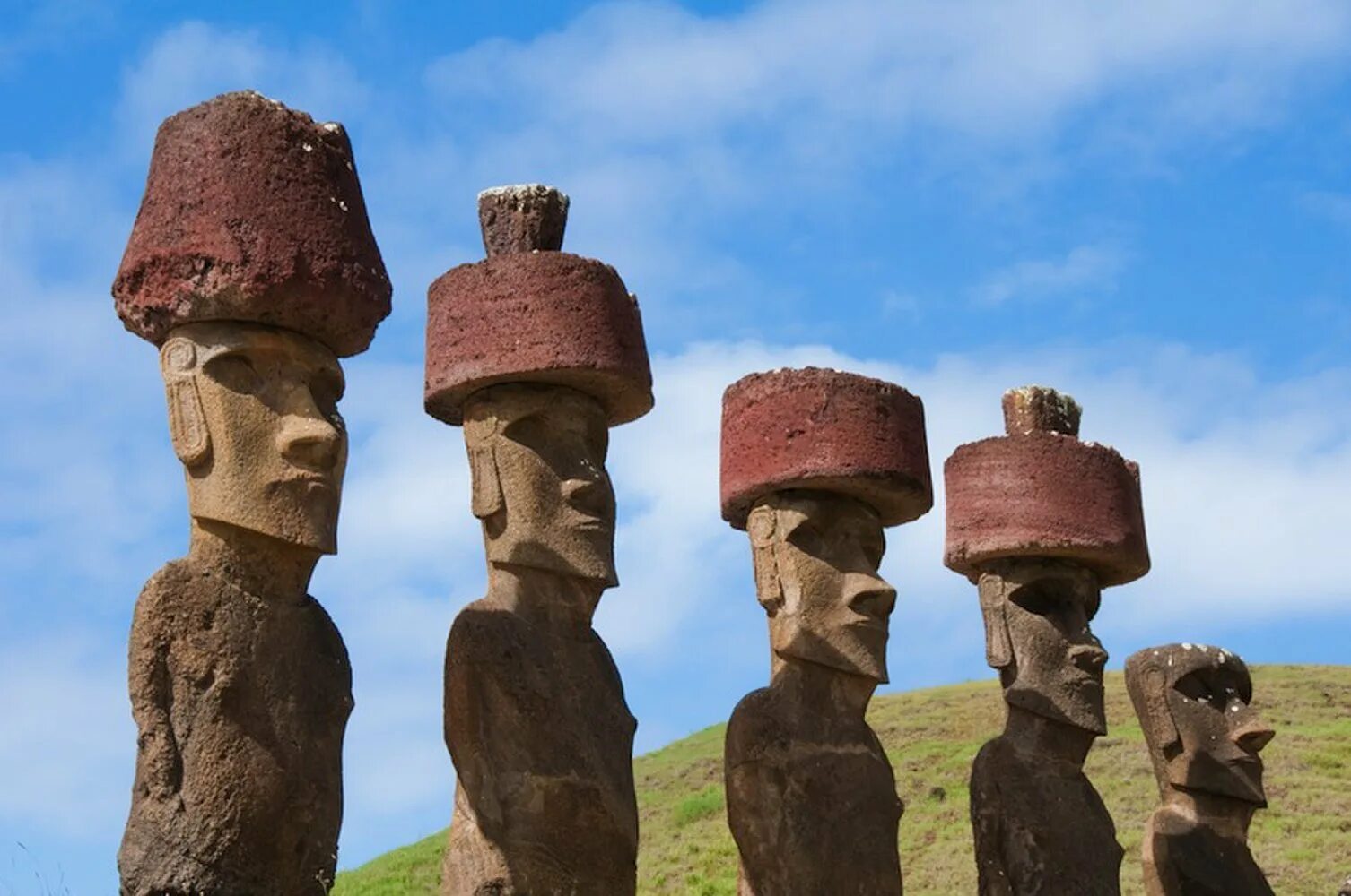 Статуи на острове. Остров Пасхи статуи Моаи. Каменные идолы острова Пасхи. Скульптуры Моаи на острове Пасхи. Моаи на острове Пасхи.