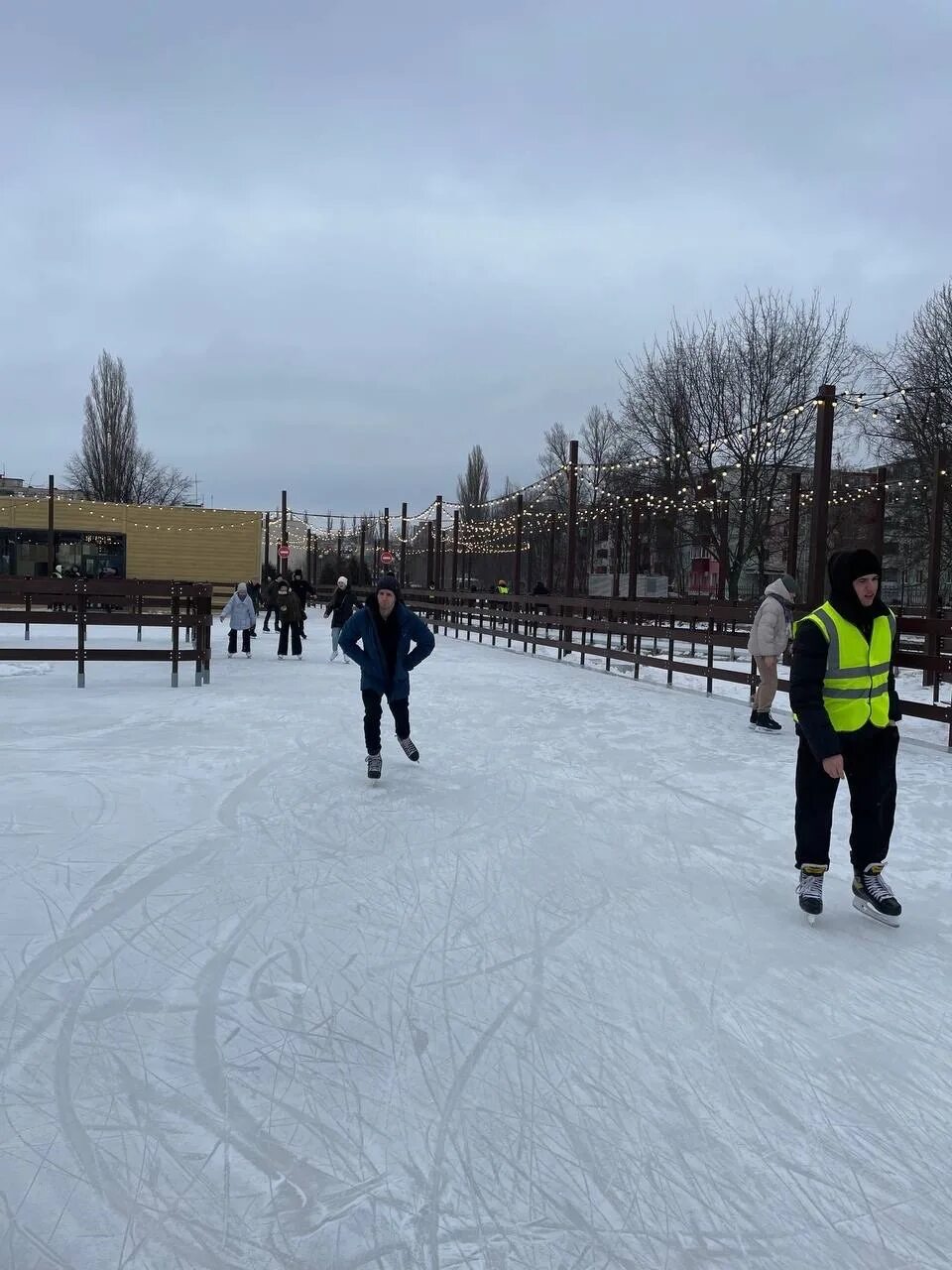 Каток солнечный старый. Каток старый Оскол парк Солнечный. Каток в парке Солнечный старый Оскол. Уличный каток. Лесопарк каток.