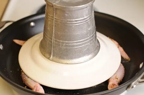 Цыпленок табака на сковороде под прессом классический