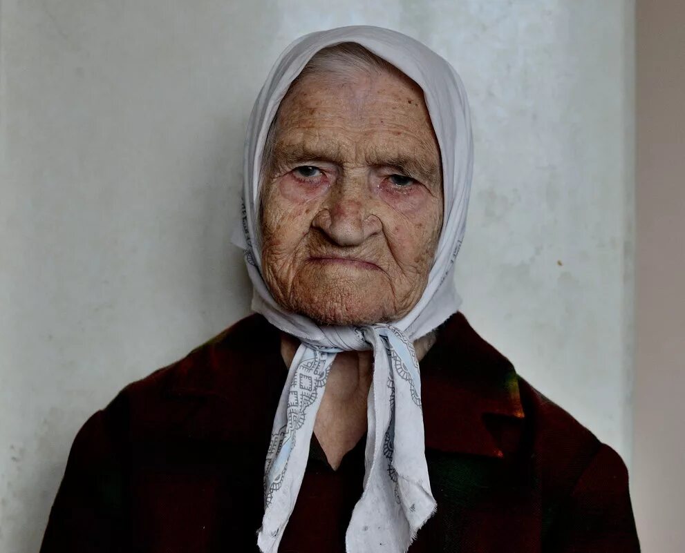 Портрет старушки. Бабушка в платке. Бабушка фотопортрет. Старушка в платке.