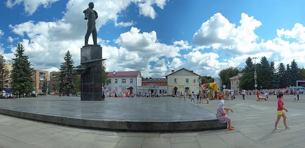 Г гагарин памятники. Город Гагарина Смоленская область. Гагарин Смоленская область памятник. Гагарин памятник в Гжатске. Достопримечательности Гагарина Смоленской области.