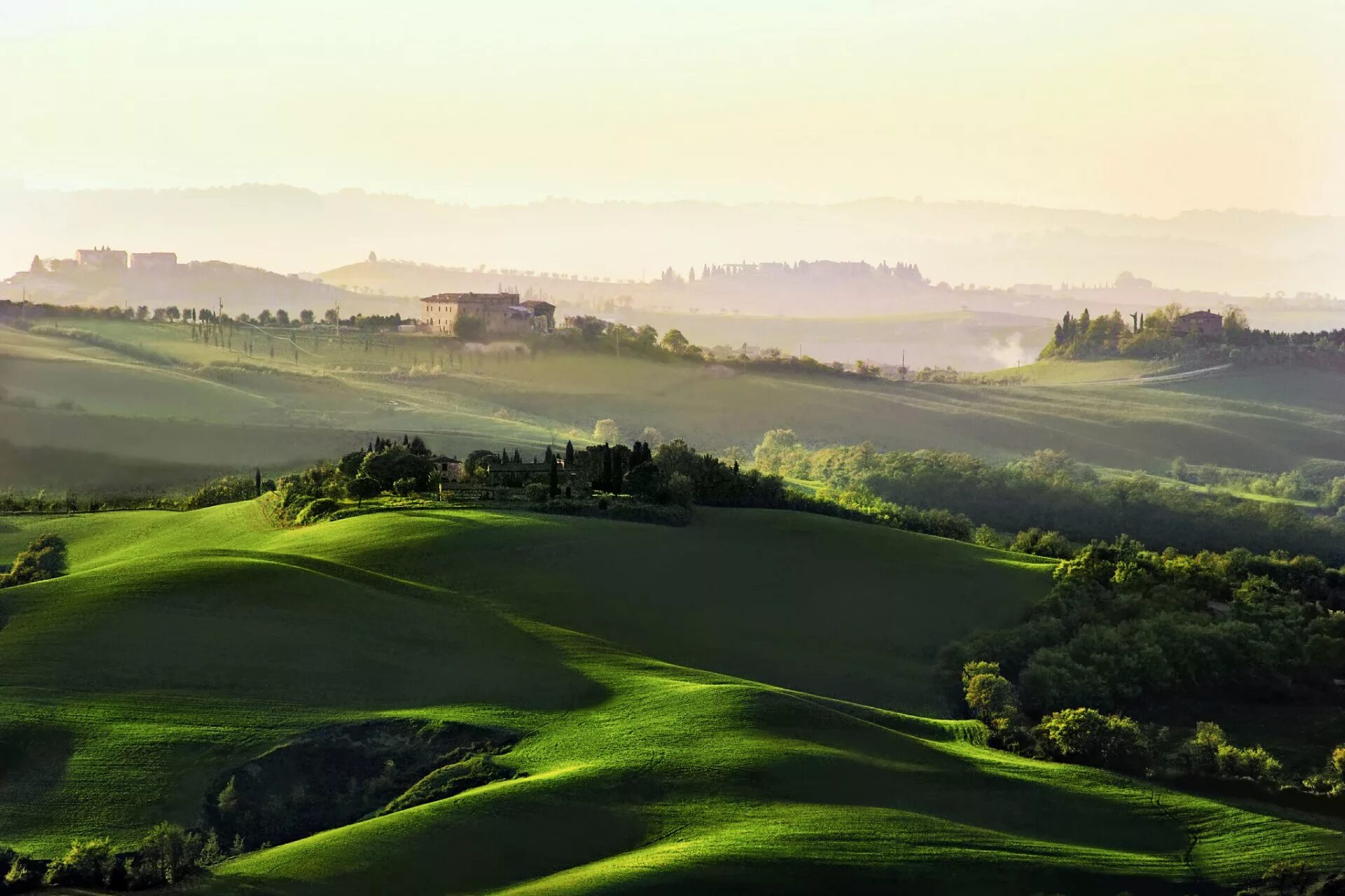Холмы вдали. Холмы Тосканы Италия. Италия холмы домики Тоскана. Тоскана утро. Италия Тоскана природа рассвет.