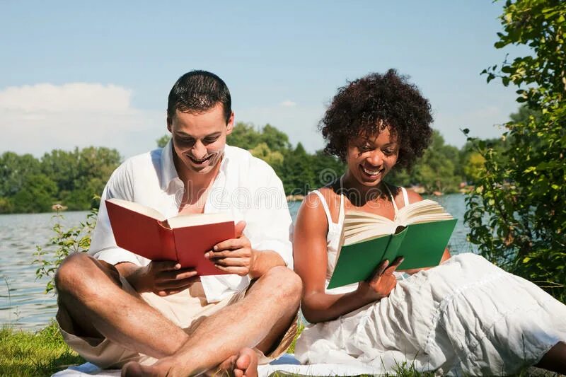 Чтения на озерах. Пара с книгой. Чтение у озера. Пара читает книгу. Пара читает вместе.