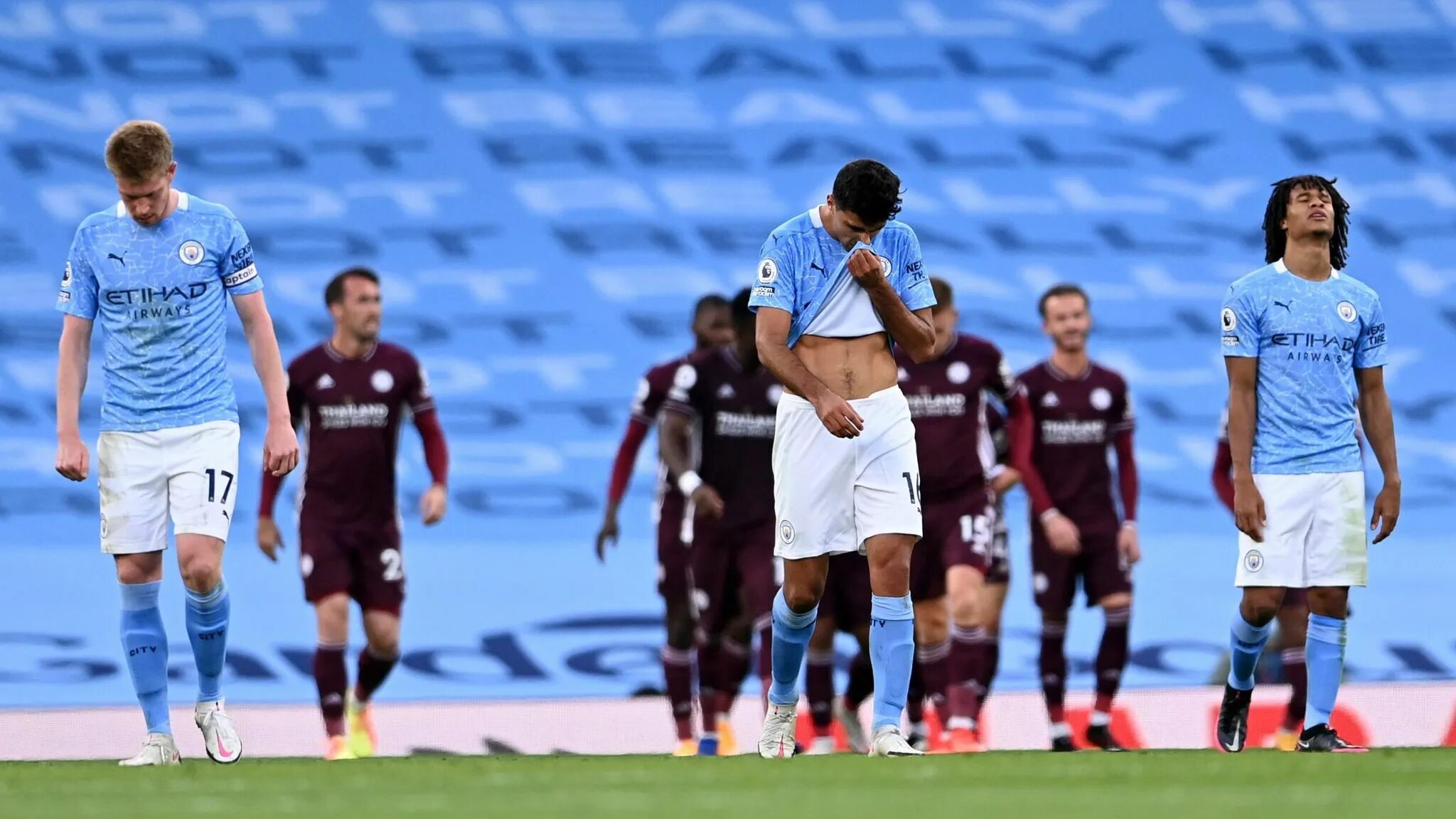 Manchester city fc. Сити-оф-лидс. Грилиш ман сити норвич на коленках. Поражение манчестер сити. Манчестер сити после поражения.