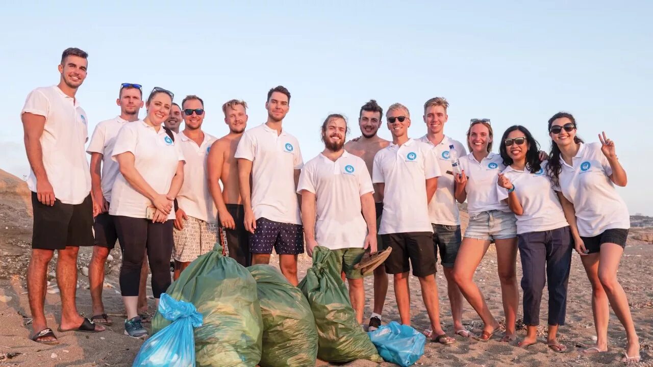 Beach clean. People Cleaning the Beach. Beach clean up. Beach Cleaning. Клинапе.