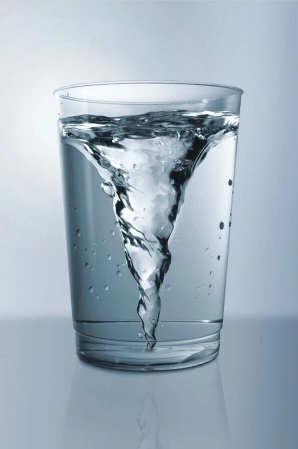 Стакан воды. Воды. Переполненный стакан с водой. Красивые стаканы для воды. Стакан воды и стакан уксуса
