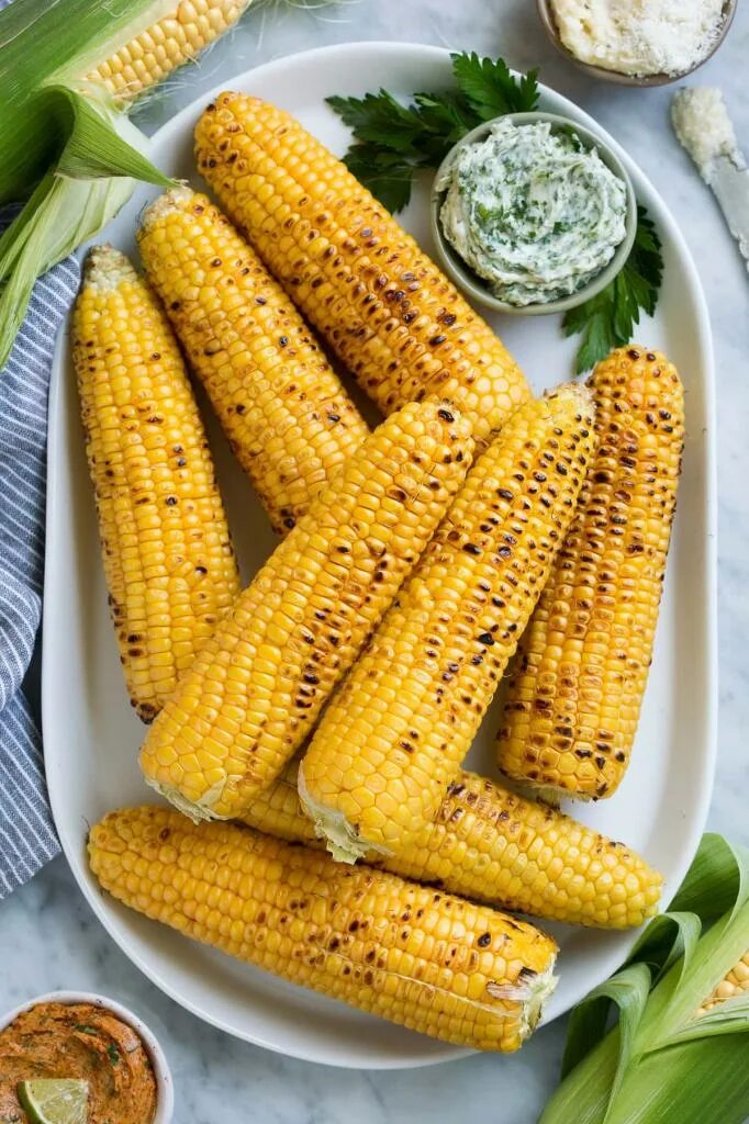 Кукуруза вареная в початках. Corn кукуруза. Вареная кукуруза. Кукурузный початок. Блюда из кукурузы в початках.