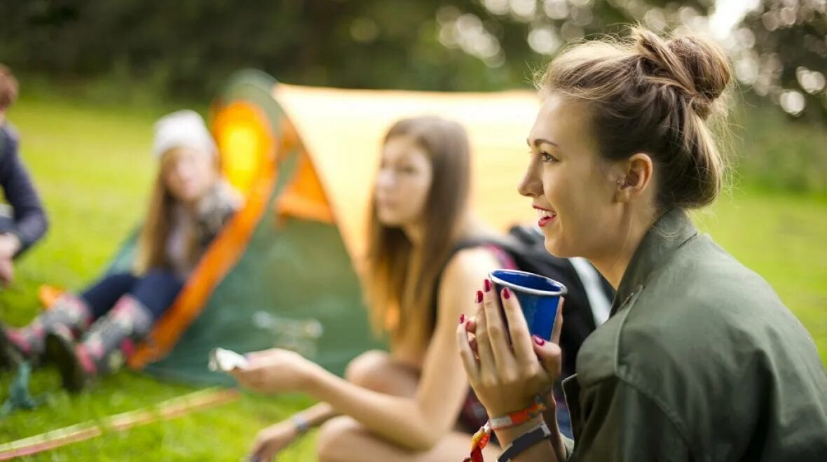Дикари в палатках. Туристки в палатке. Woman camp. Походы девушки. Красивая девушка в полотке.