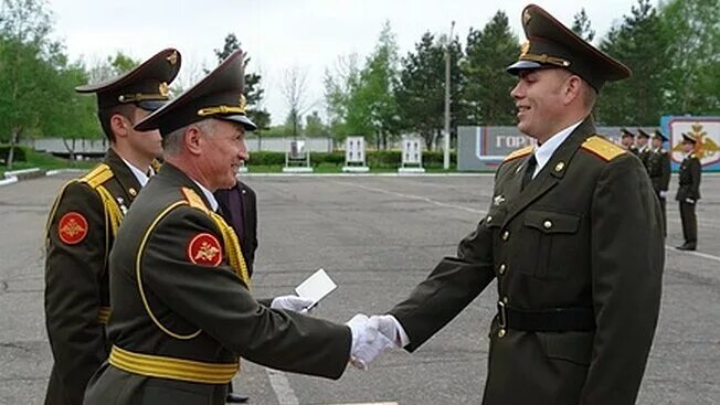 Выпуск бвми 2006. Тихоокеанское высшее военно-морское училище имени с о макарова. Учиться на мичмана. Рввдку прапорщики. Парадная лейтенантская форма вкс.