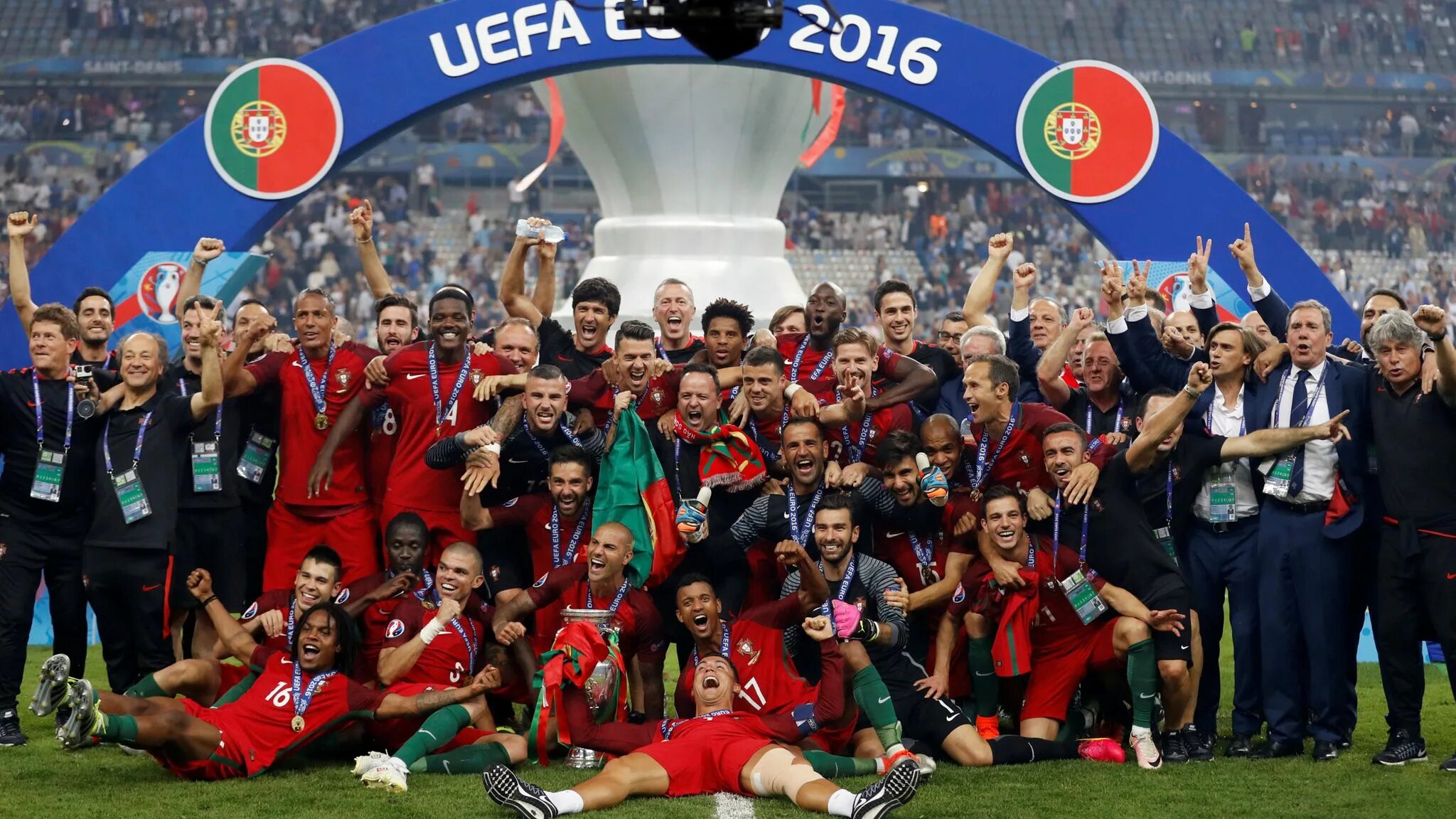 Кубок футбола 2016. Португалия выиграла евро 2016. Португалия чемпион Европы по футболу 2016. Португалия чемпион Европы 2016. Победа Португалии на евро 2016.