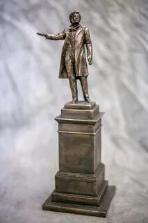 Фигуры памятник