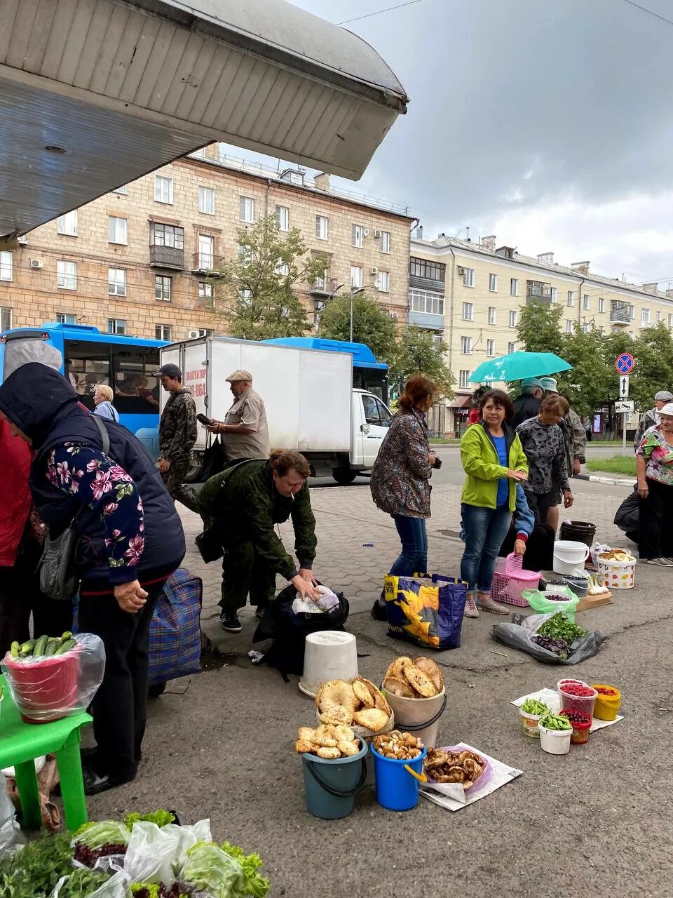 На рынке. Базар на Привокзальной площади. Социальный рынок Новокузнецк. Блошиный рынок в Новокузнецке. Купить в новокузнецке сегодня