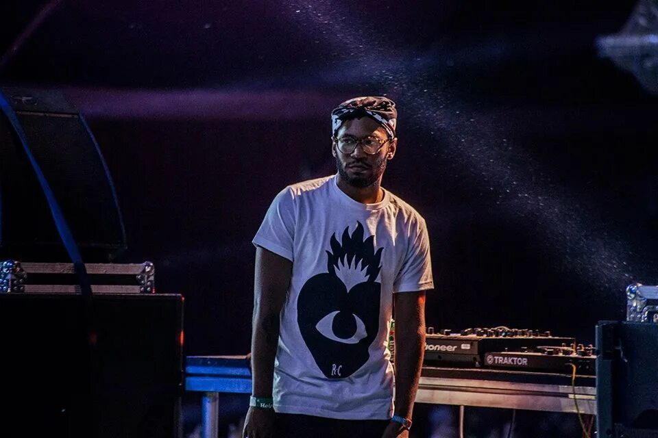 Night discover. Kaytranada. Kaytranada 0.001%. Kaytranada фото. Kaytranada Live.