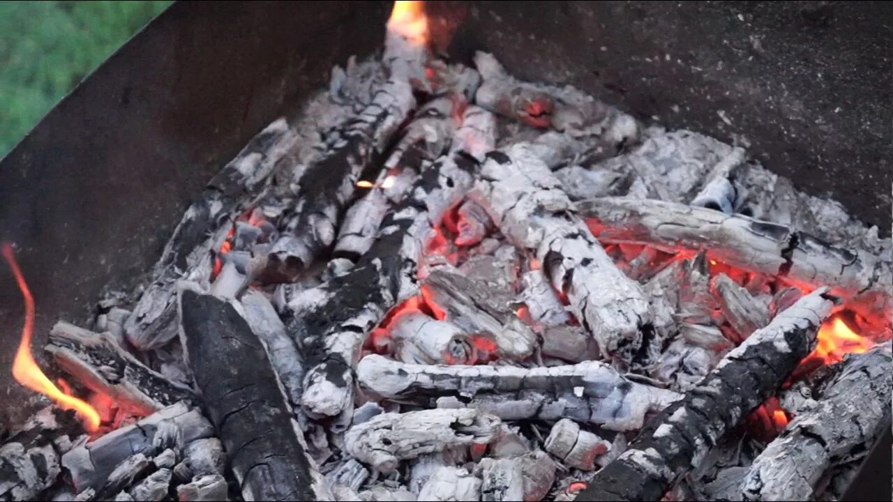 Уголь для мангала. Жаровня на углях. Горящие угли в мангале. Доготовка угля в мангале. Сгоревший шашлык