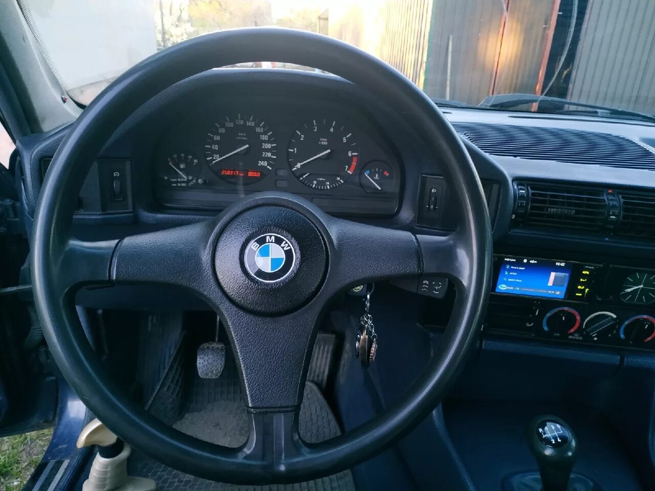 Часы бмв е34. Руль bmw e34. руль бмв м5 е34. bmw m5 e34 руль. руль спорт 1 бмв е34.